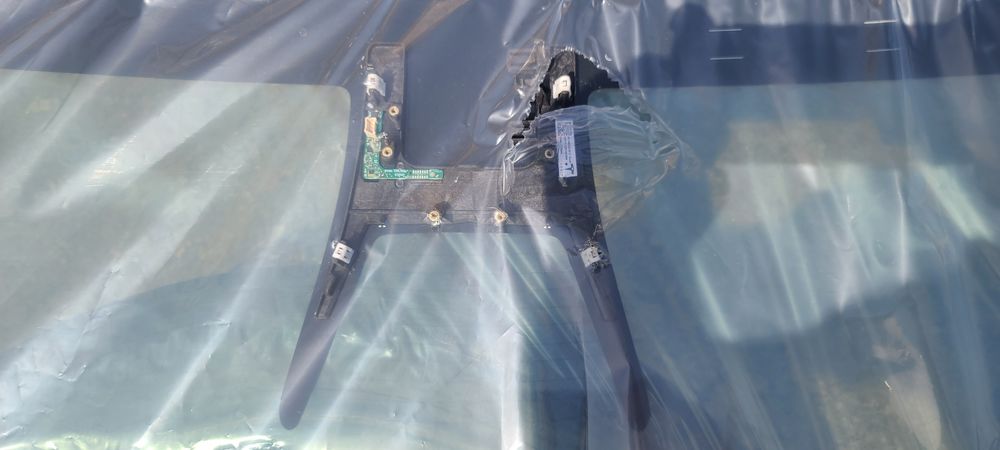 Лобовое стекло Tesla MY на 2 пина