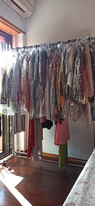 Lote 200 peças de roupa