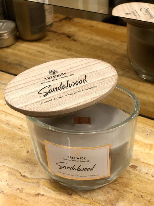 Аромасвеча с потрескиванием камина с ароматом сандалового дерева