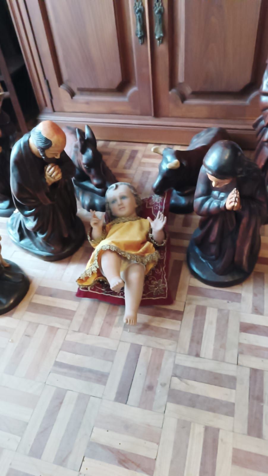 Presépio em madeira e menino Jesus em Loiça