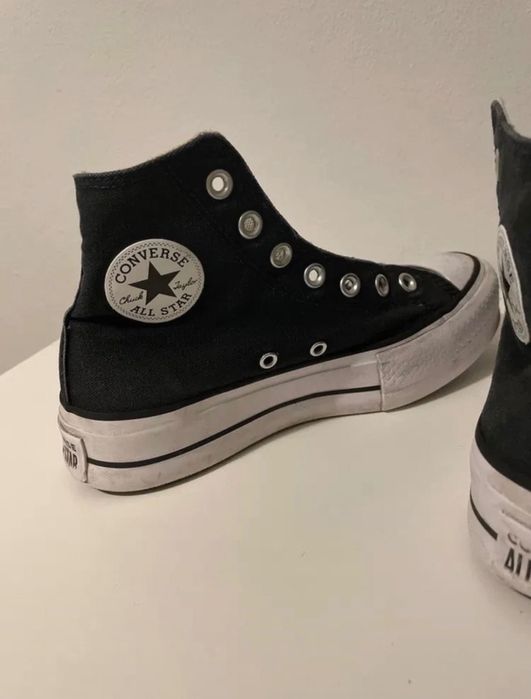 Converse pretas de plataforma