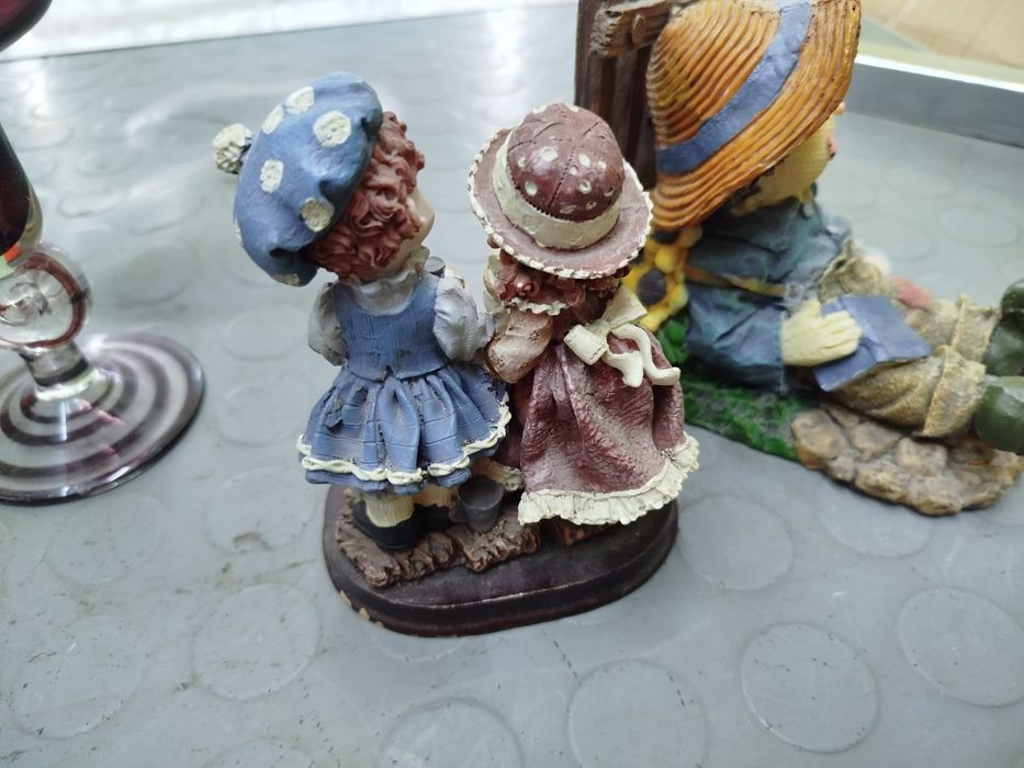 Mały wazonik dekoracyjny szklany i figurki