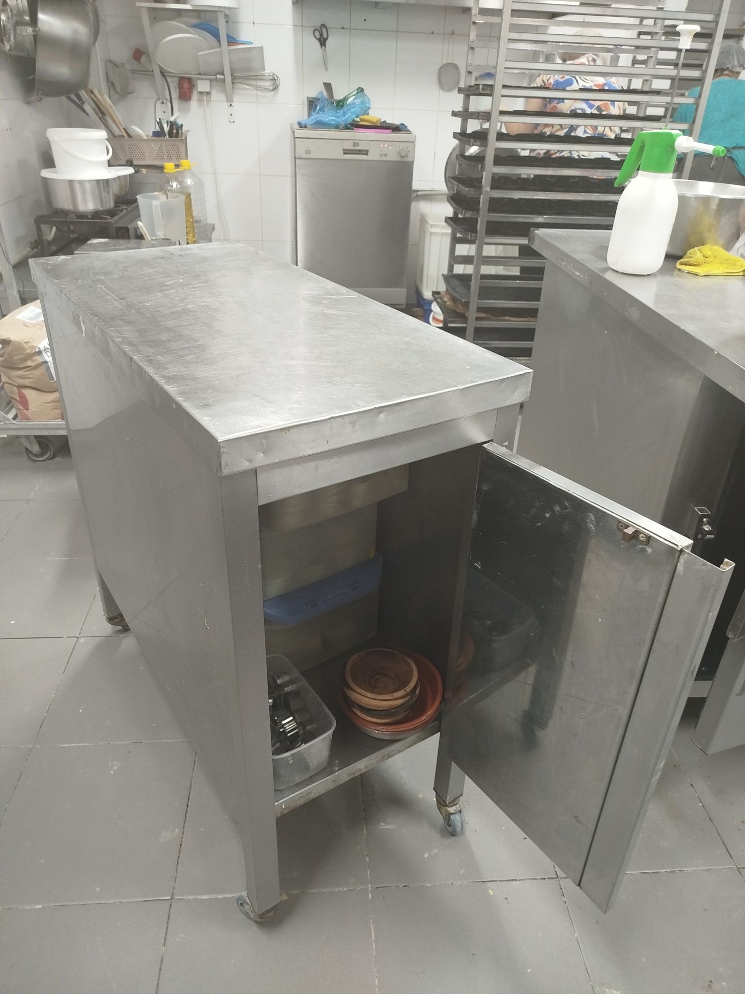 Mesa de apoio com rodas