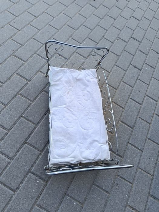 Cama metálica com colcha