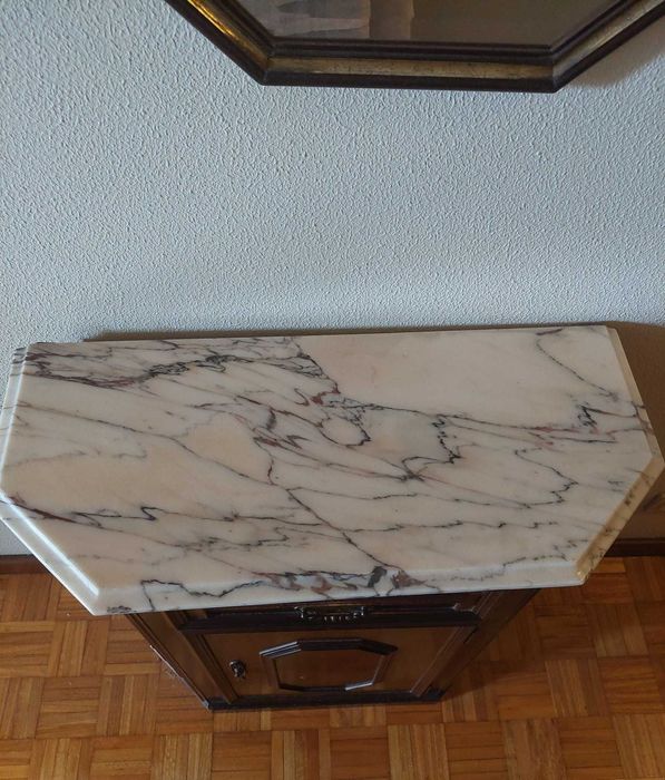 Consola de hall de entrada em madeira e mármore com arrumação.