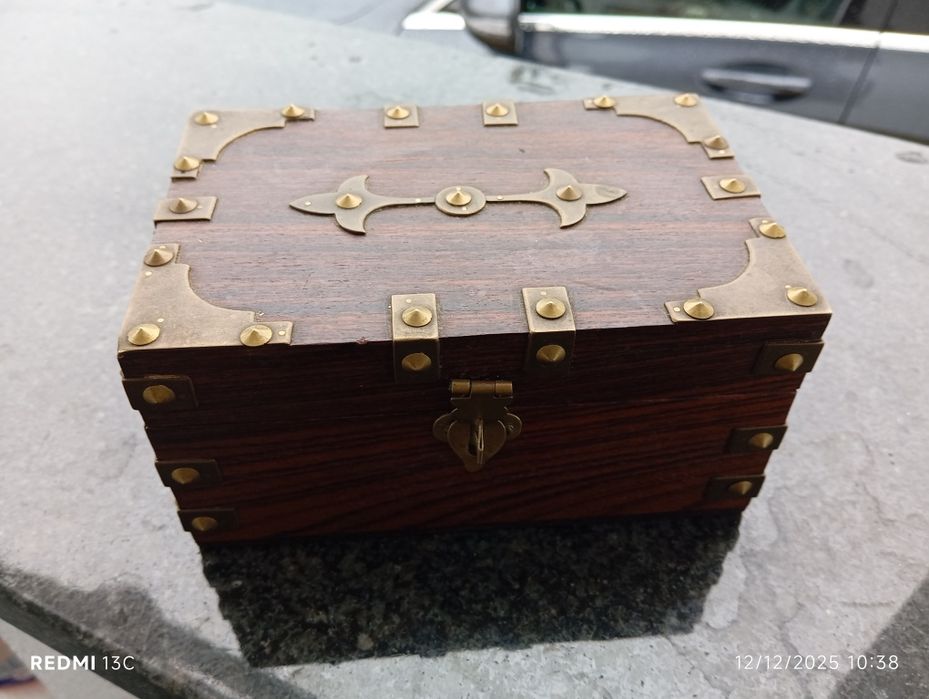 Caixa pau santo com aplicações em latão