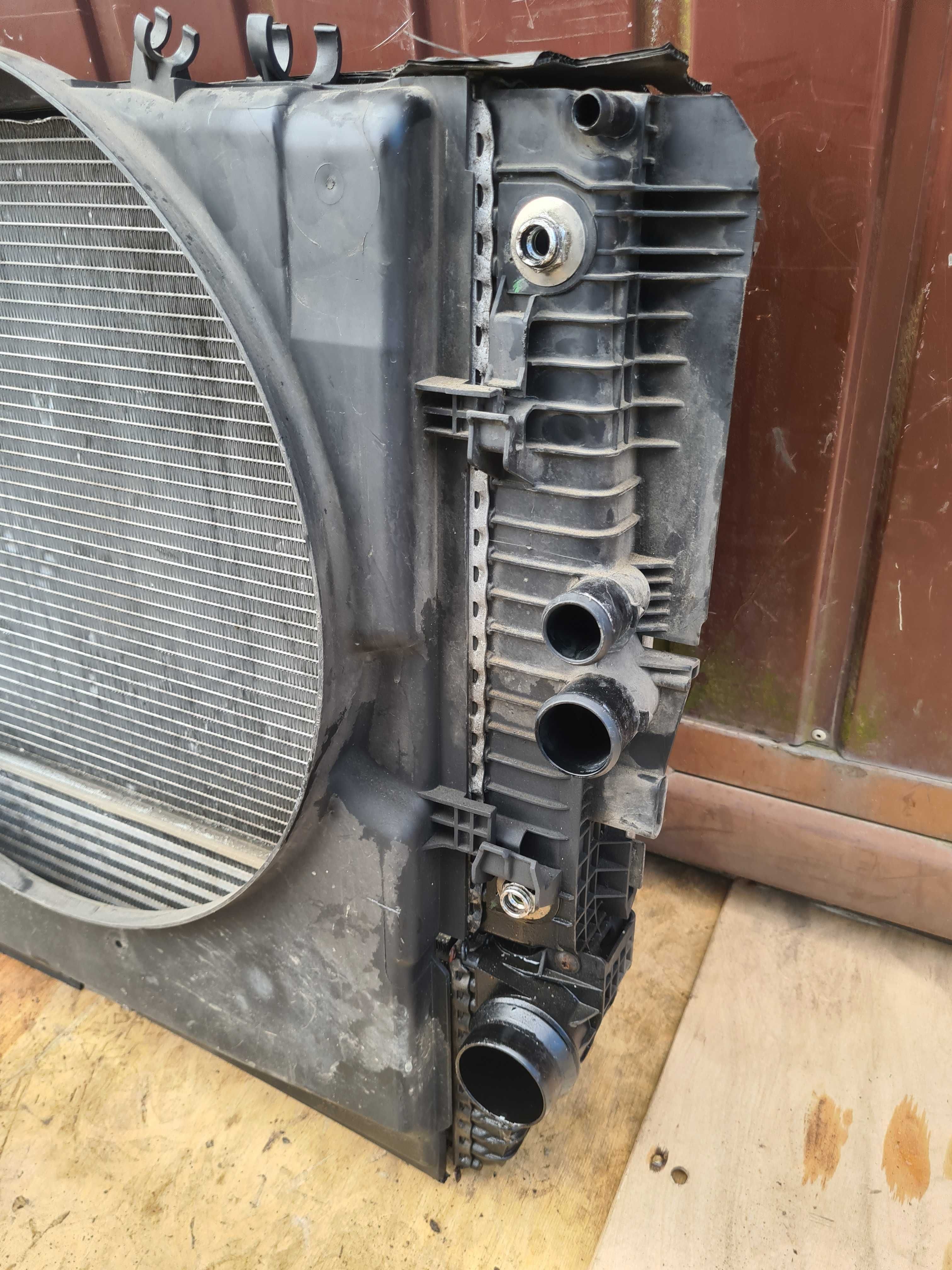 Mercedes Vito 639 3.0 chłodnica wody intercooler obudowa pas przedni