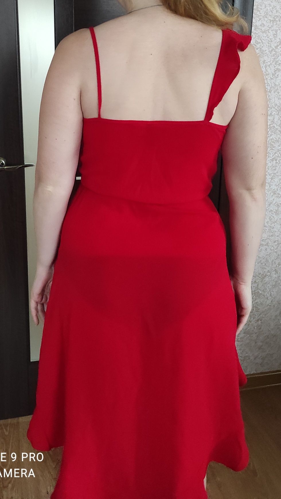 Червоне літнє плаття з асиметрією