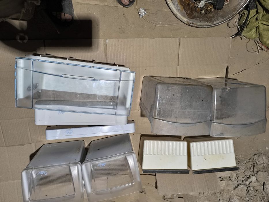 Ящики та полки в холодильник