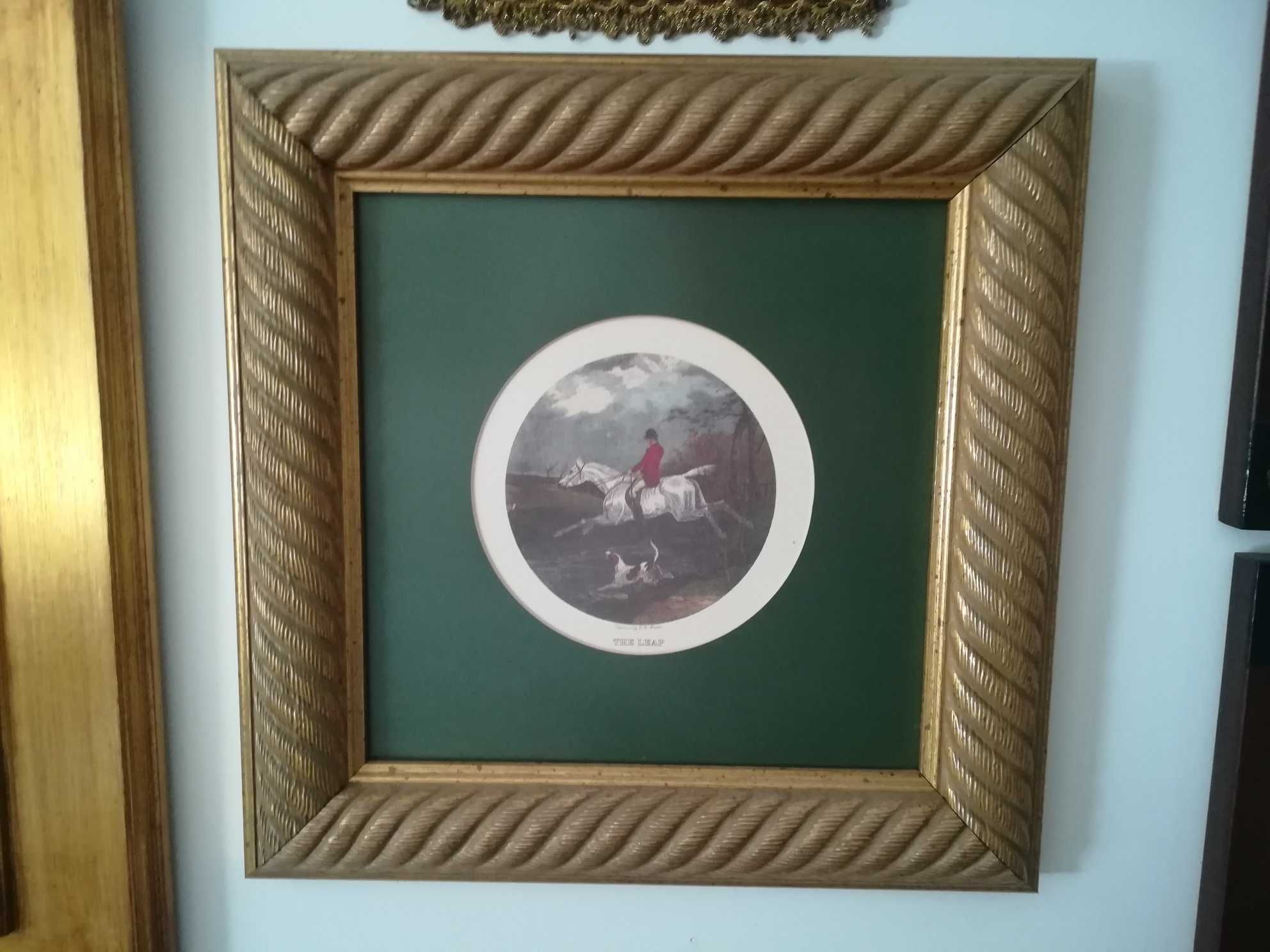 Quadro com moldura dourada em folha de ouro e passpartout