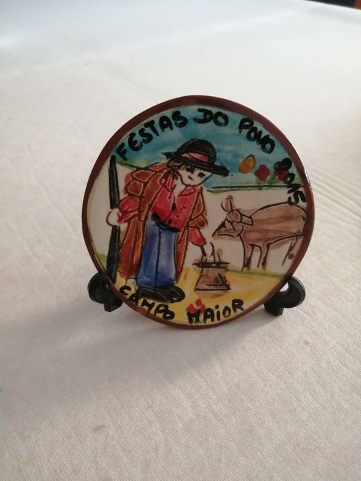Pequeno prato cerâmico decorativo pintado
