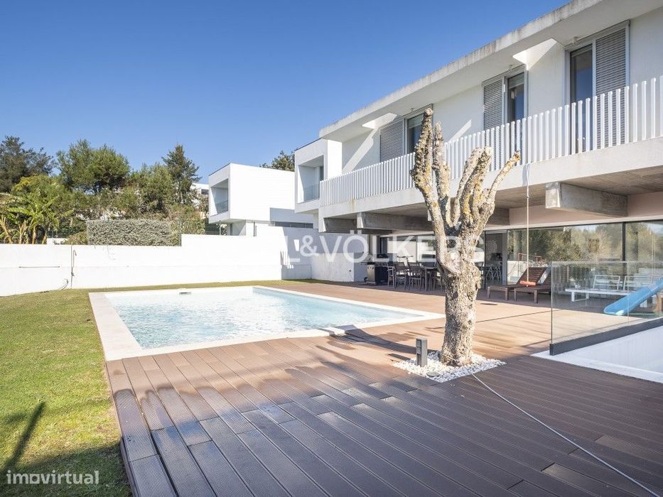 Moradia de Luxo T5+1 em Carnaxide