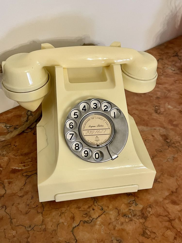 Telefones antigos e Mesa Apoio dos anos 70