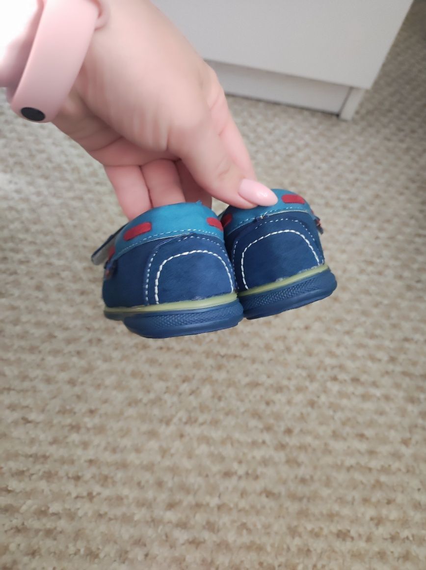 Нові черевики на хлопчика