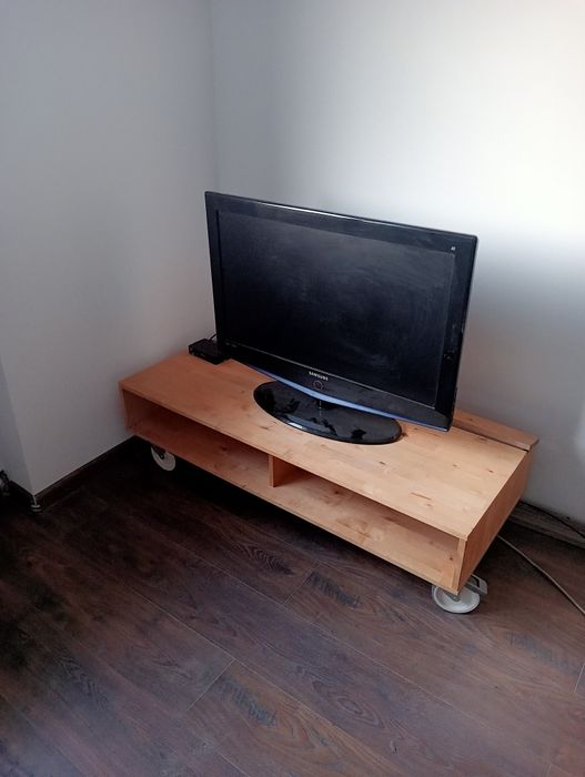 Szafka sosnowa pod telewizor Ikea