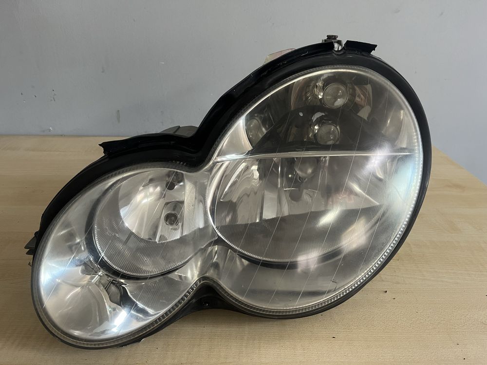Ліва фара Mercedes C klasse,200-2005року