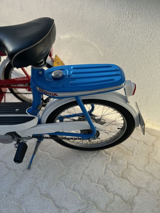 Honda Amigo PF50 Vermelha e outra Azul