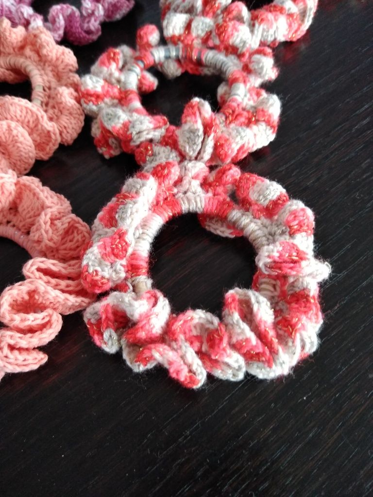 Gumka do włosów typu scrunchie na szydełku