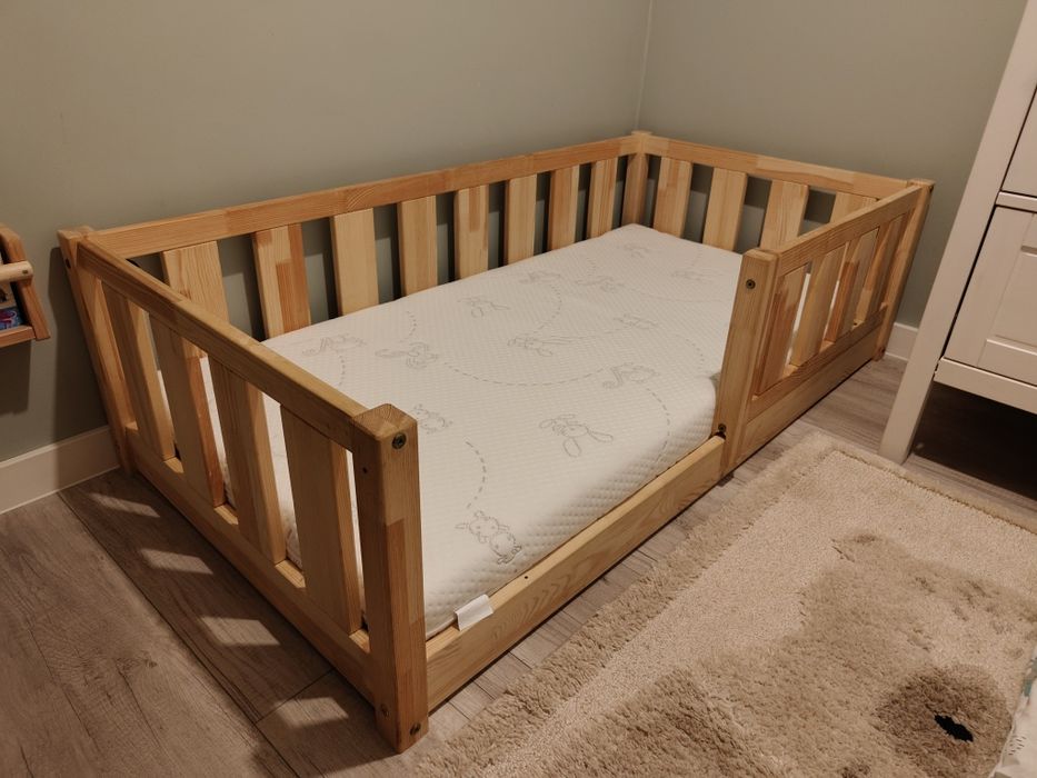 Sprzedam łóżeczko z materacem + GRATIS