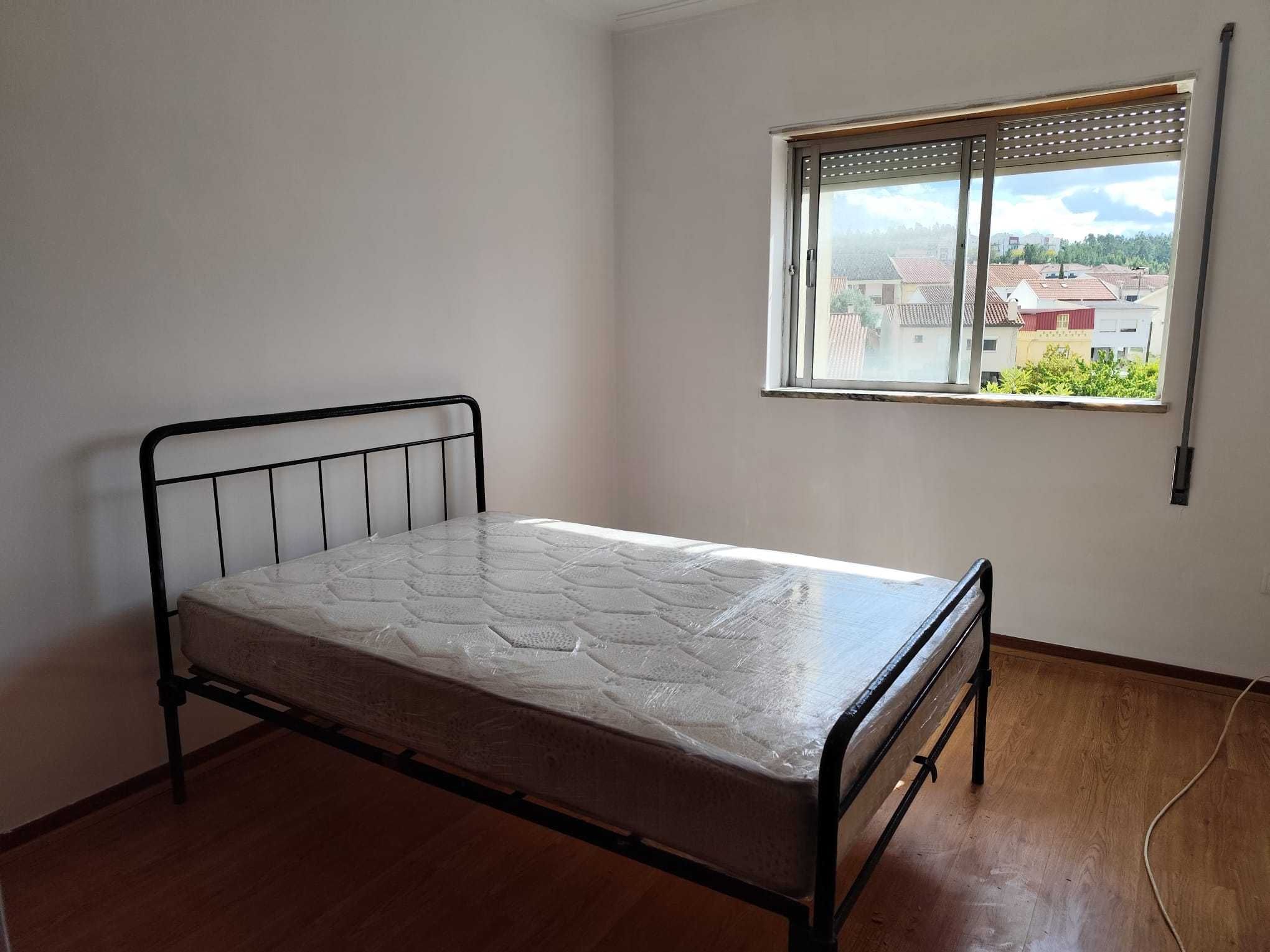 Arrenda-se quarto a Estudantes em S. Martinho do Bispo.