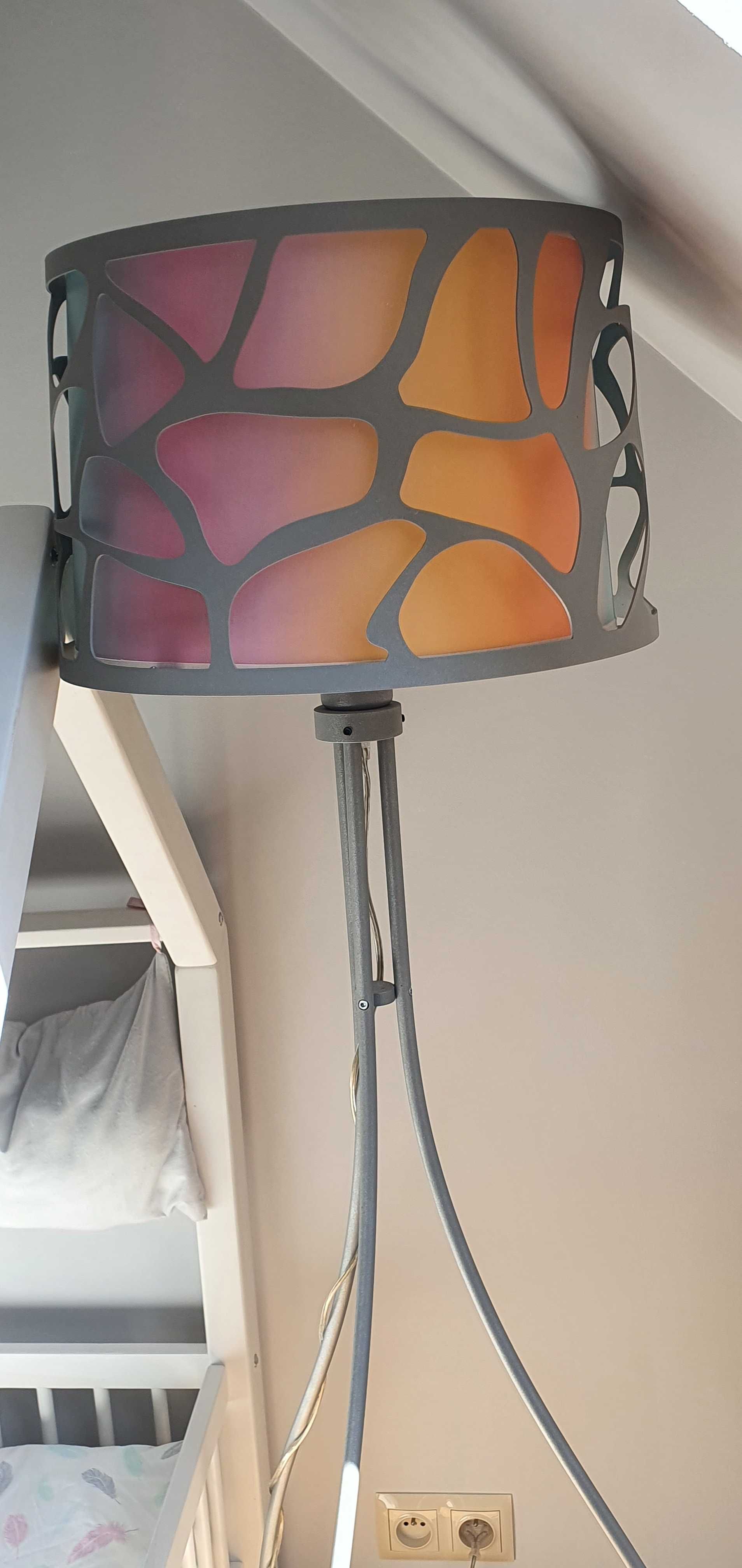 Lampa sufitowa i lampa podłogowa do pokoju dziecka