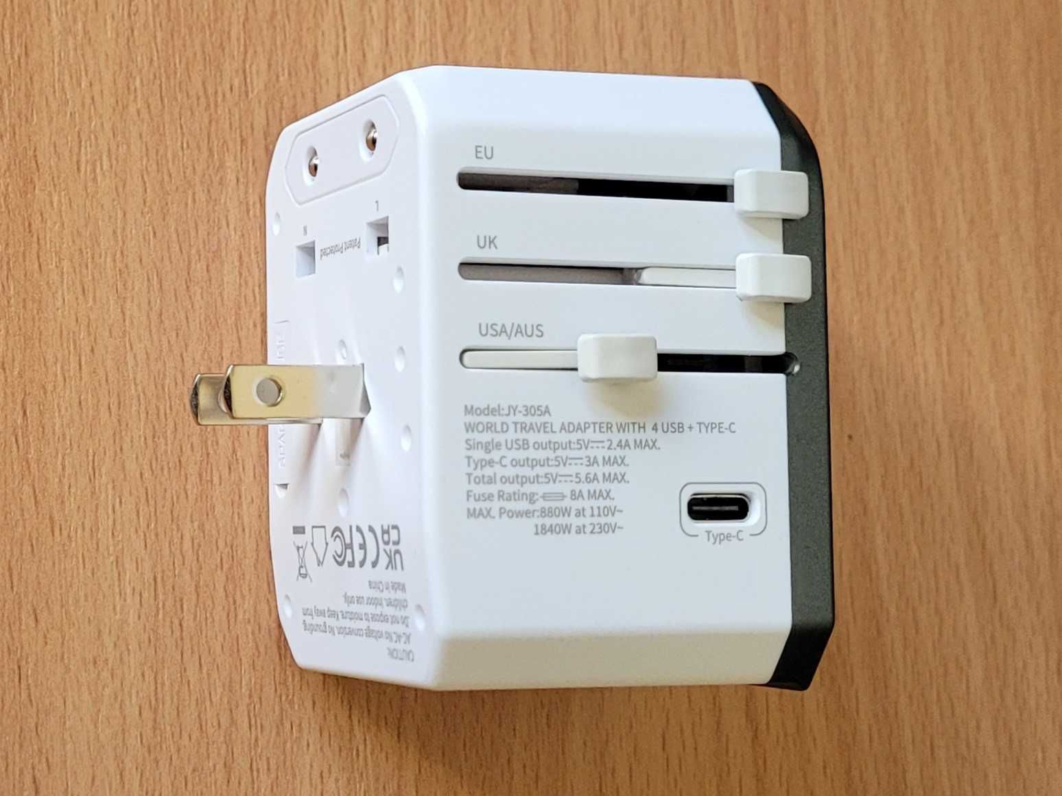 Ładowarka Adapter Podróżny z 4 gniazdami USB, 1 USB-C  do 224 krajów