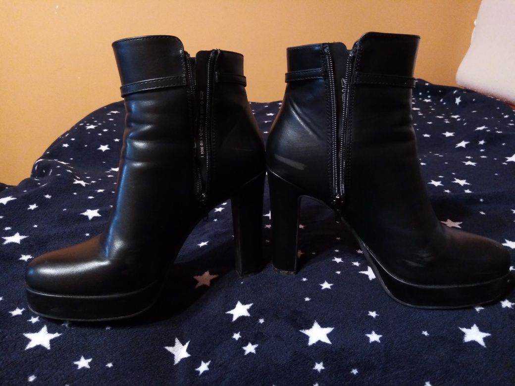 Buty na słupku czarne