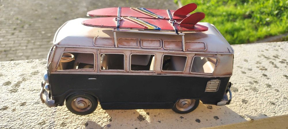 Vende clássico carro de coleção em folha