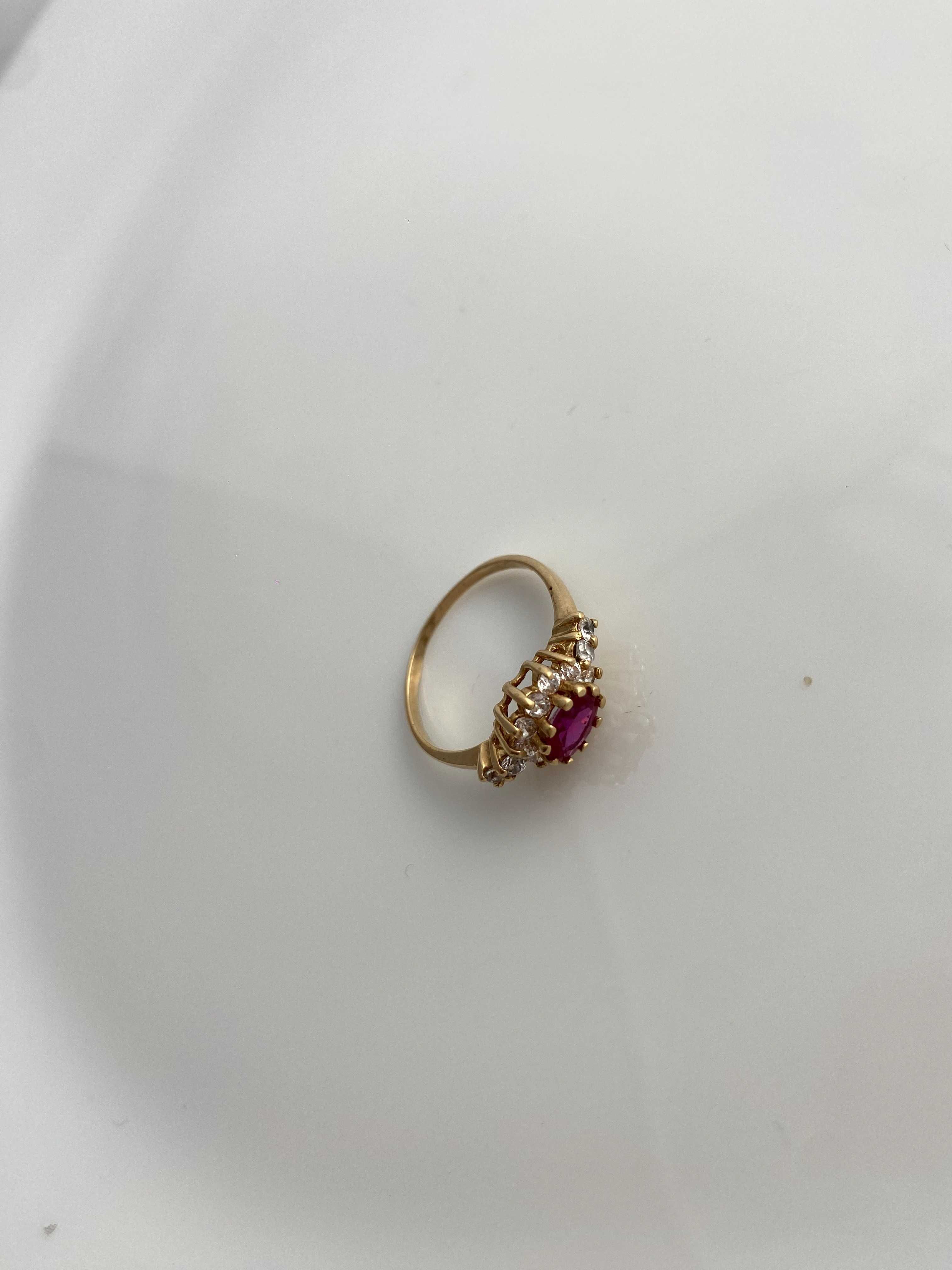 Piękny złoty pierścionek z różowym kamieniem Au585 2.12g