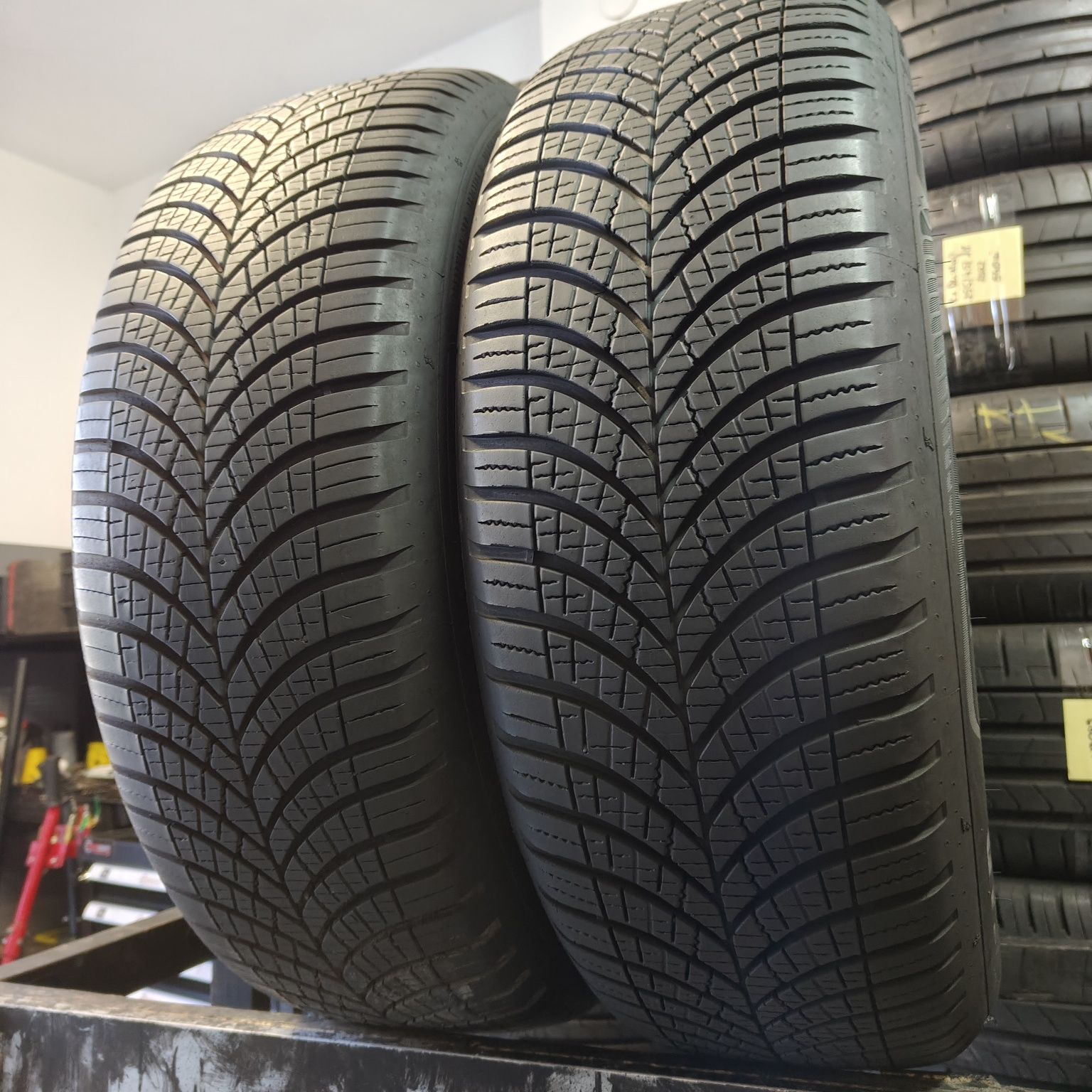 225/60/18 XL Sprzedam parę opon całorocznych Goodyear