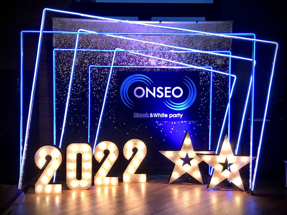 Фотозона випускний цифри 2025 неоновая аренда тунель