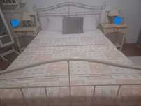 Cama de casal e duas mesinhas de cabeceira Laura Ashley
