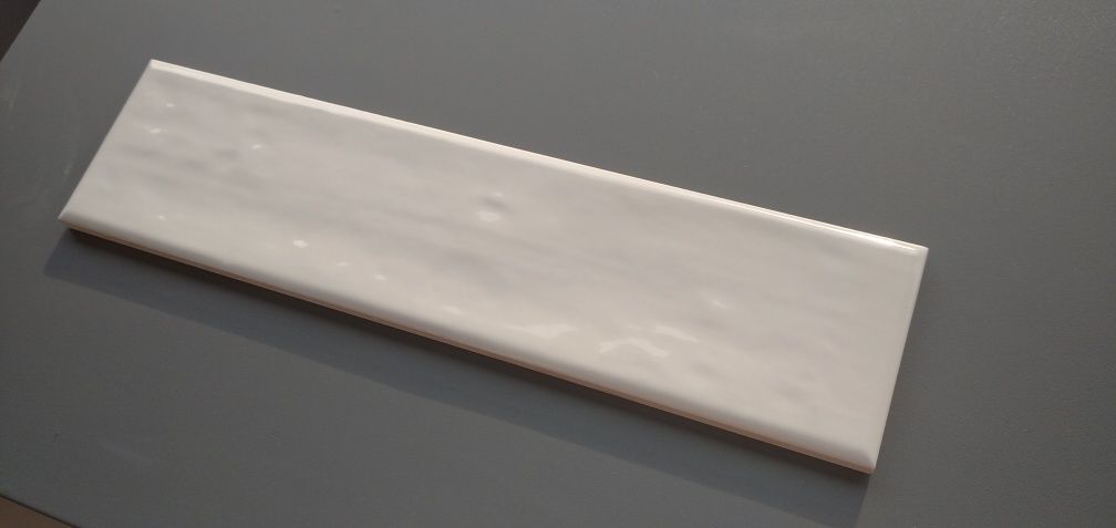 Białe kafelki hiszpańskie ścienne nowe 32cm podłużne kalibrowane 2,5m2