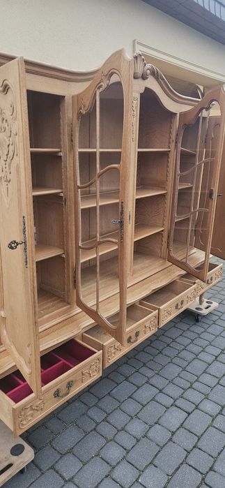 Witryna ludwikowska z kluczami