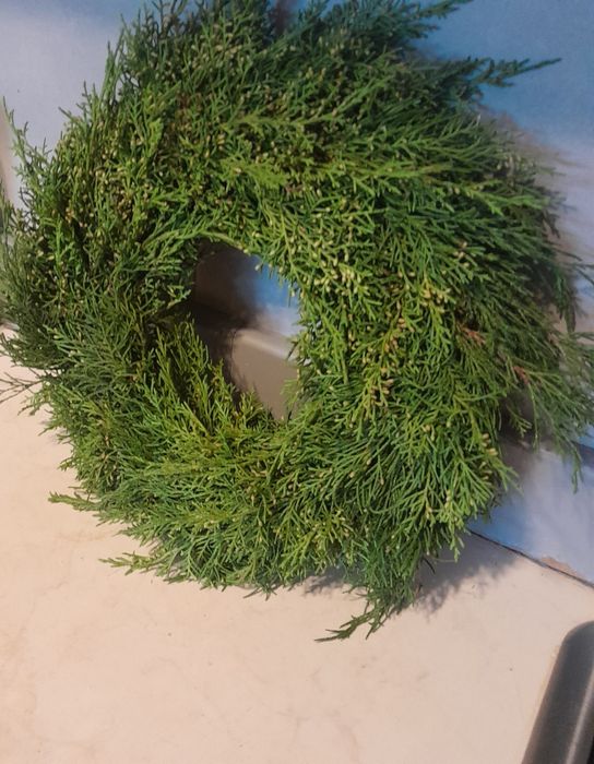 Wianki na podkładzie słomianym z żywego materiału