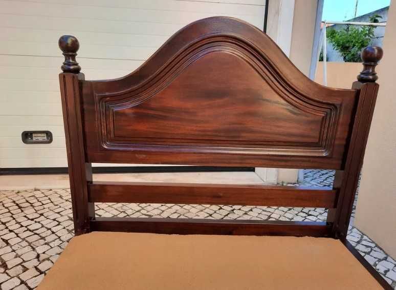 Cama individual em madeira