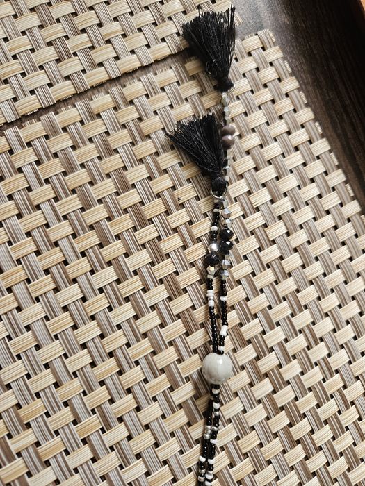 Błyszczący naszyjnik czarno-szaro-biały