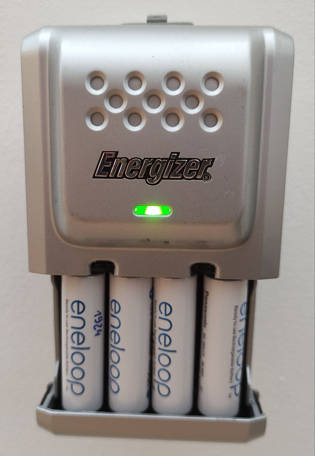 Składana ładowarka do akumulatorów Energizer CHDC