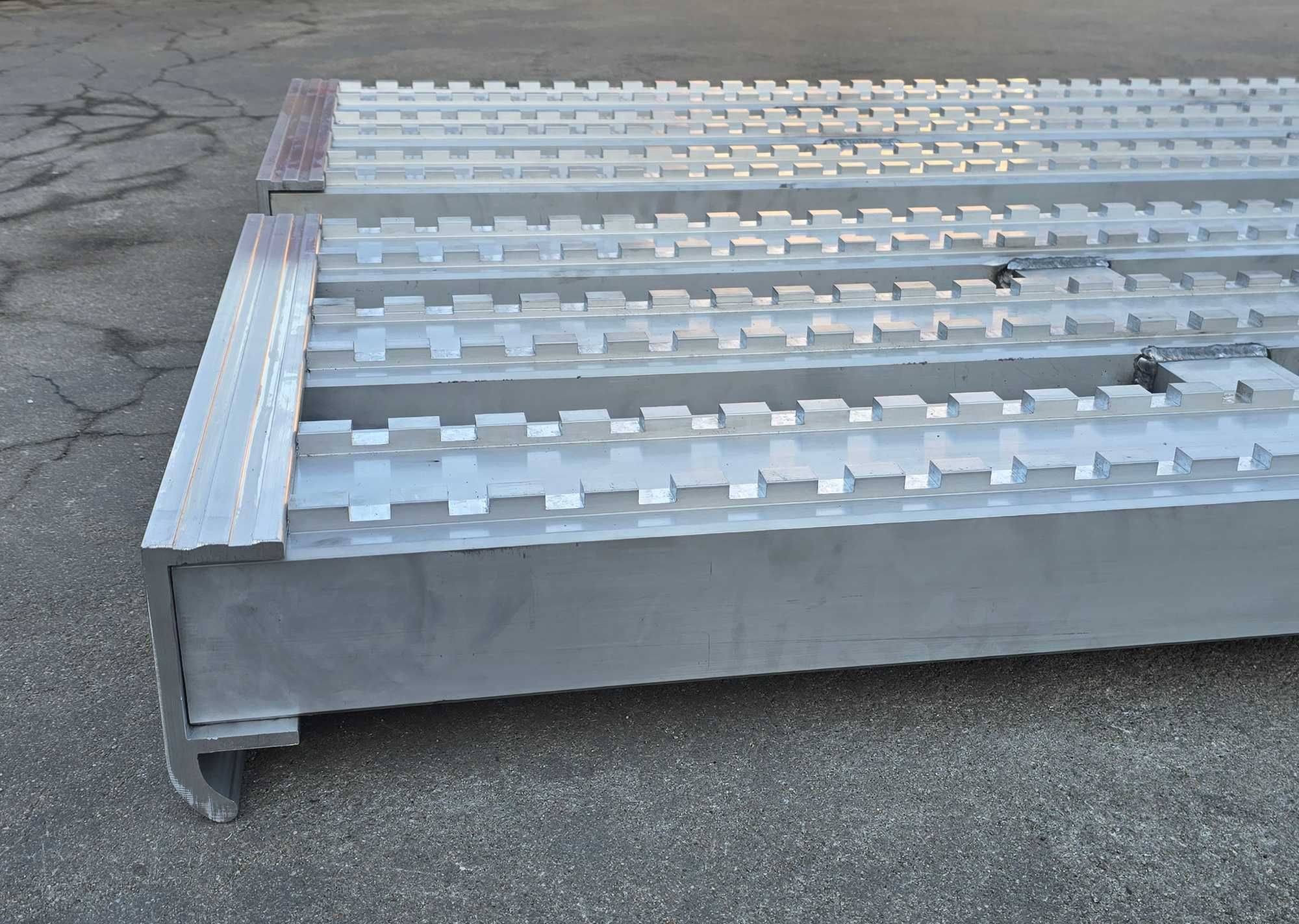 Najazdy aluminiowe PROFESSIONAL 2800x610x120mm mocowanie dolne 15 ton
