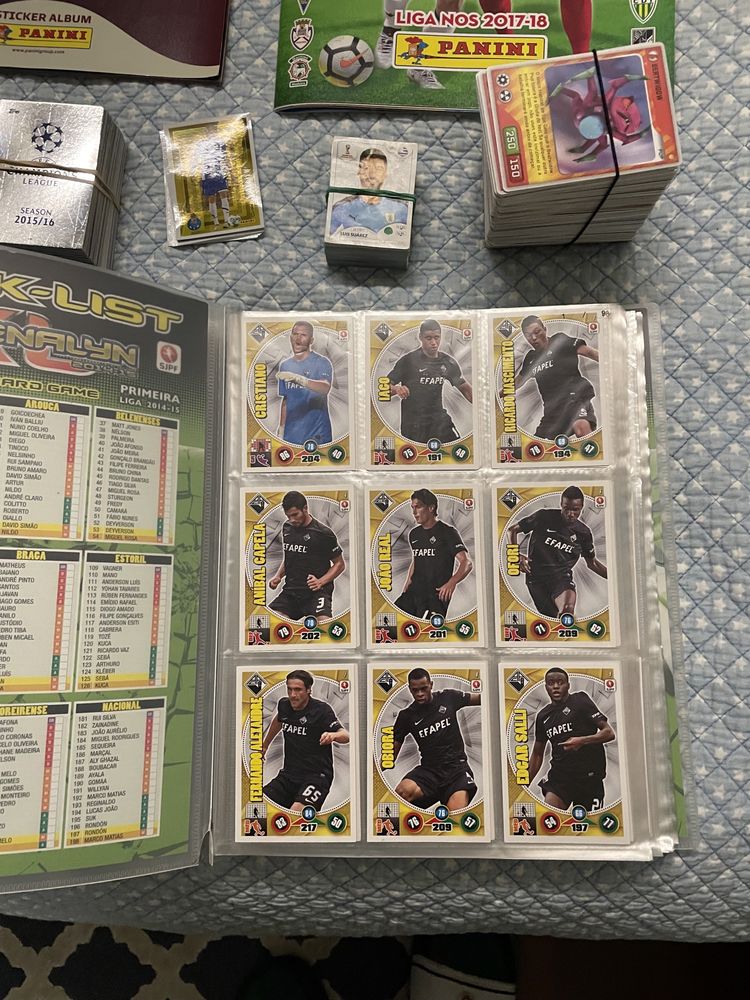 cromos, cartas e cadernetas de diferentes coleções