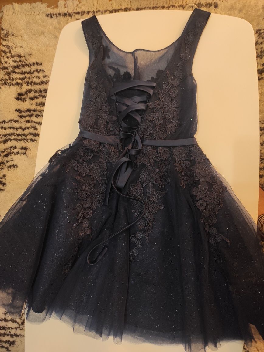 Granatowa rozkloszowana sukienka z tiulem