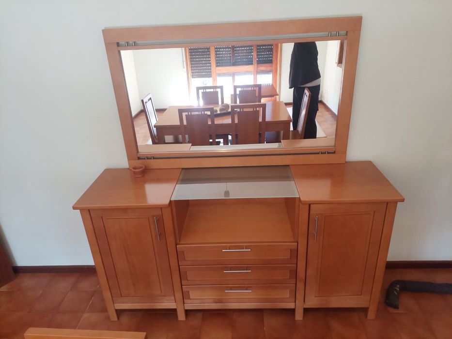 Conjunto mobiliário de sala com mesa de jantar e móveis de apoio