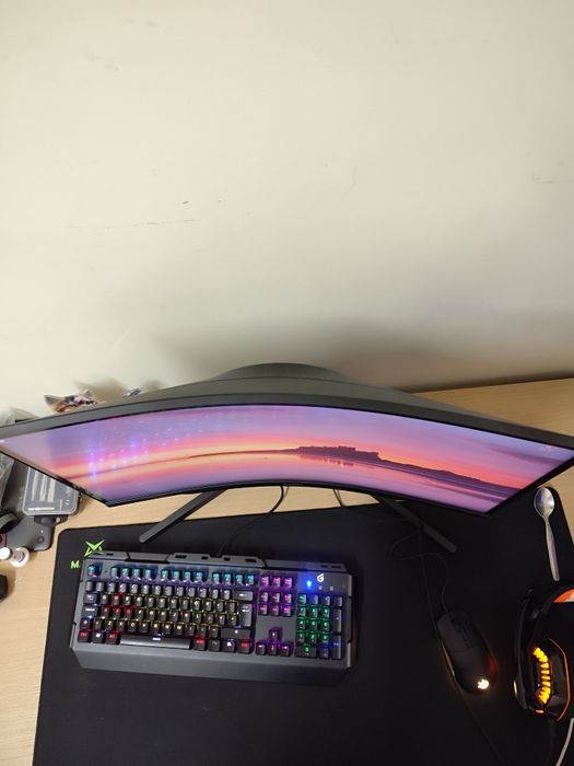 Monitor Samsung G55C 27' QHD  curvo 1000R