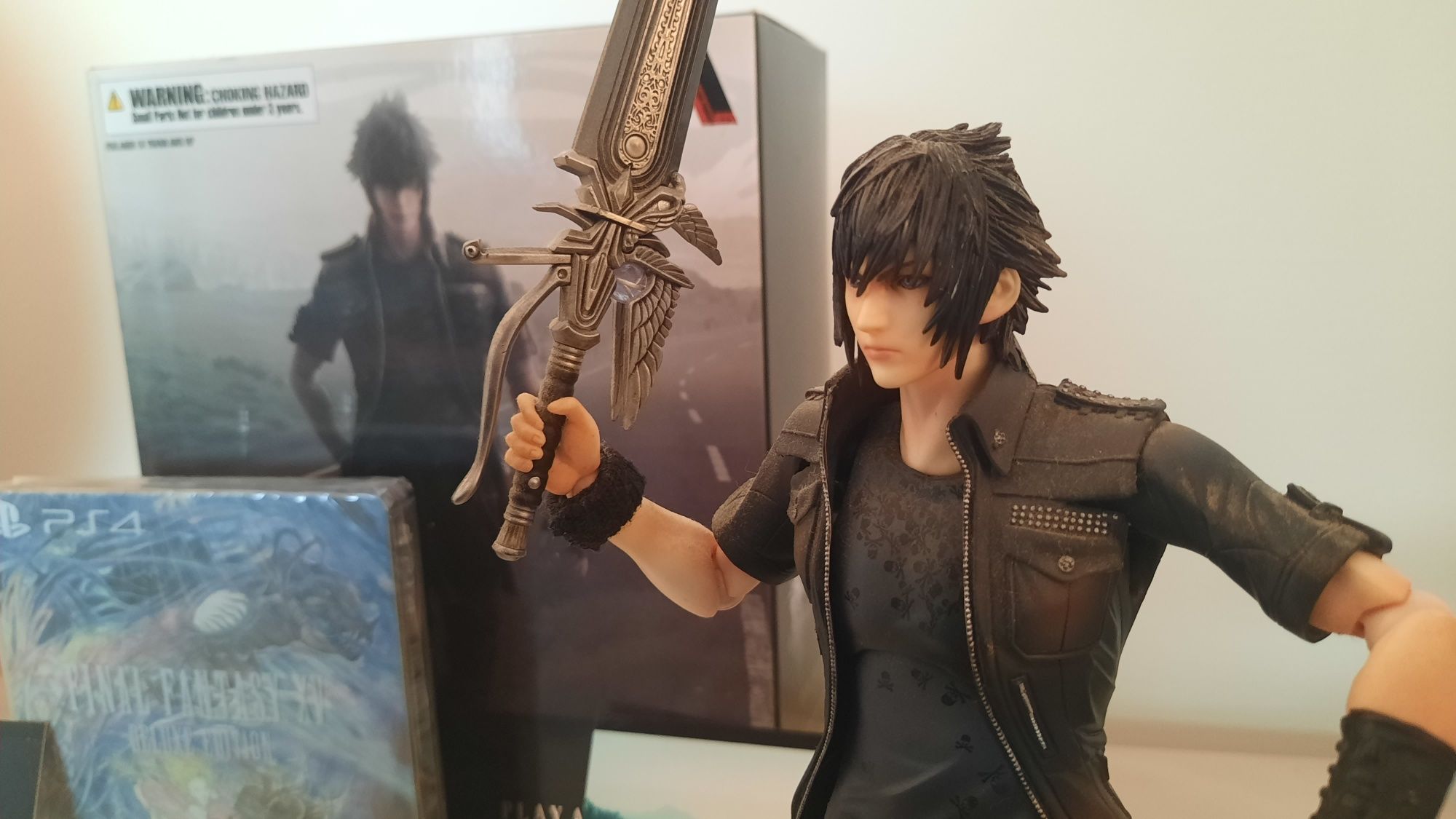 Final Fantasy XV Bundle (Noctis Play Arts Kai + jogo e filme selados)