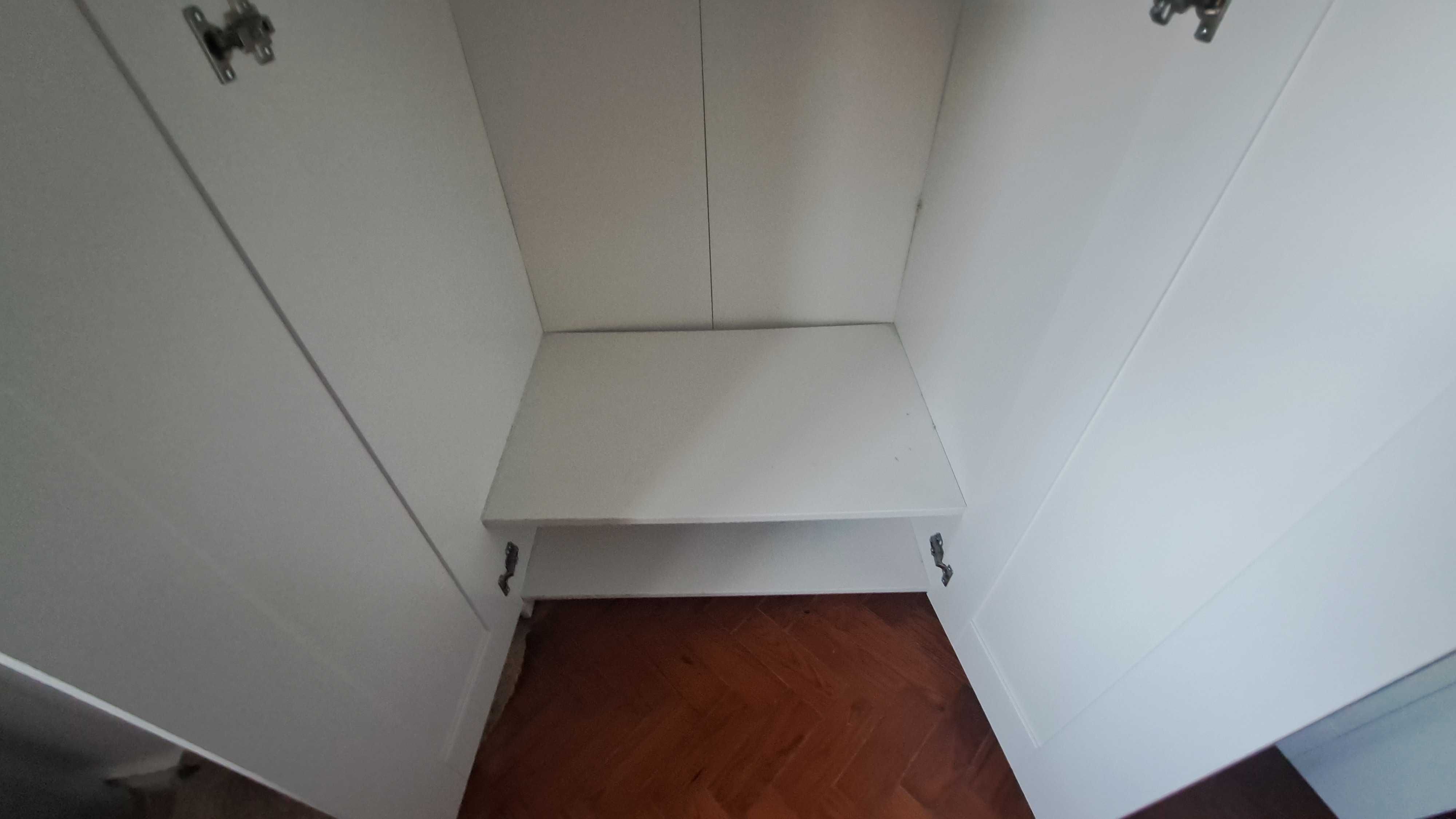 Roupeiro de 3 portas e espelho