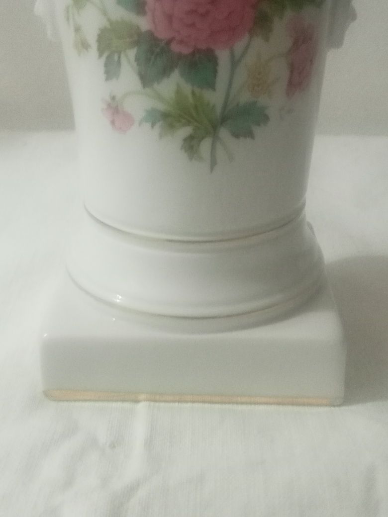 Bela jarra de altar ou outros de porcelana Vista Alegre