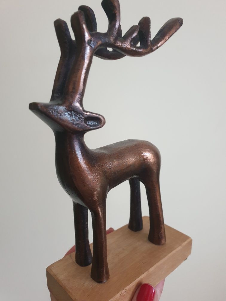 Jeleń z porożem podstawa drewniana figurka metal wys. 22 cm