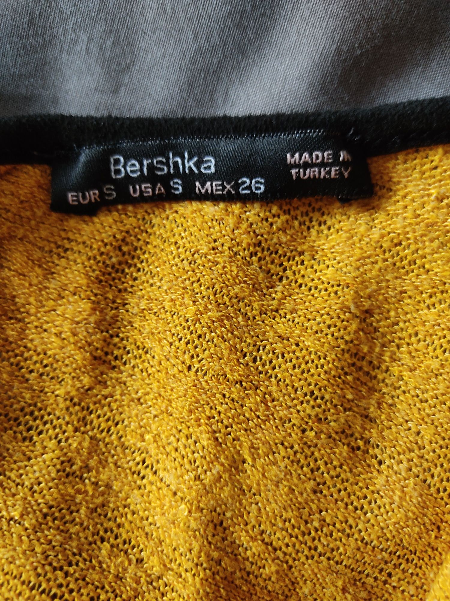 Camisola Amarela Bershka (Tamanho S)