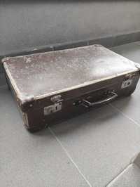 Stara brązowa zabytkowa walizka