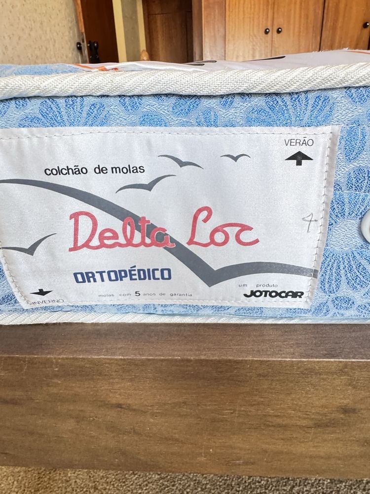Cama de casal com Colchão/mesas de Cabeceira